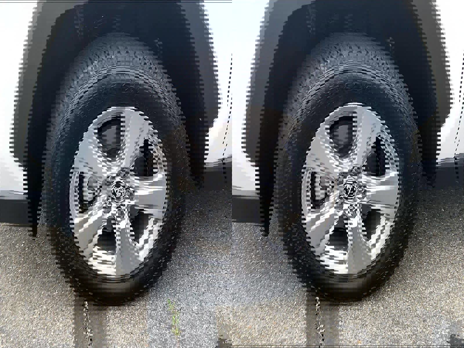 Used 2022 Toyota RAV4 LE image 12