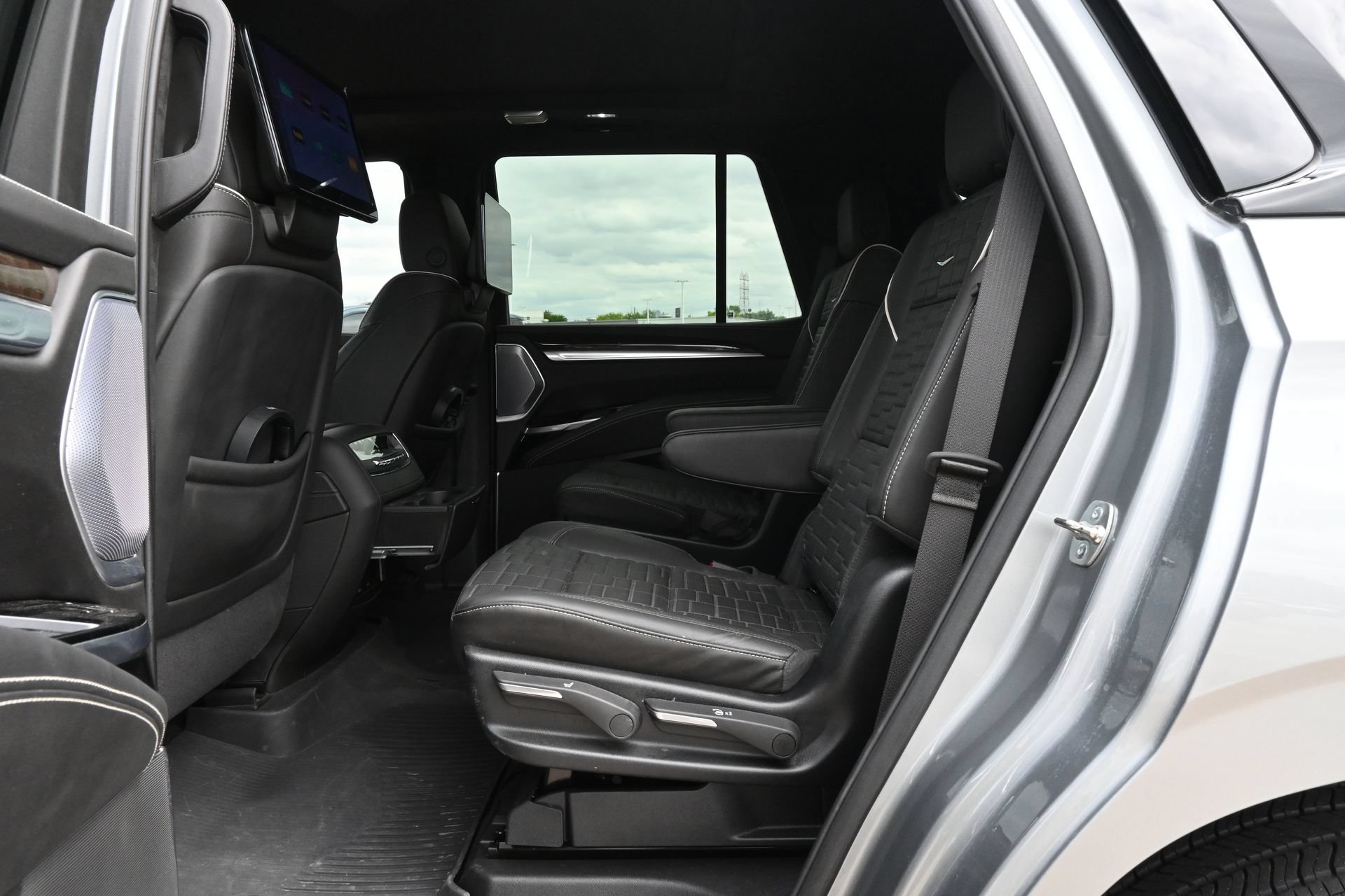 Certified 2025 Cadillac Escalade Sport Platinum w/ LPO, Floor Liner Package AWD/4WD image 21