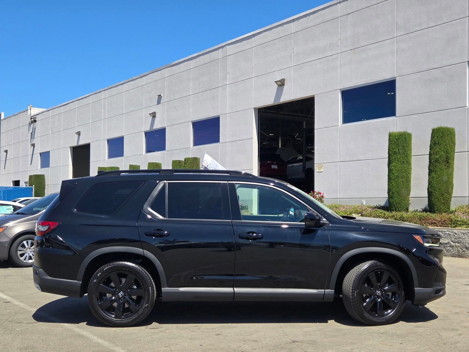 Certified 2025 Honda Pilot Black Edition image 8