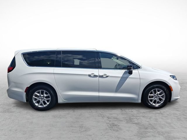 Used 2024 Chrysler Pacifica Touring-L FWD image 7