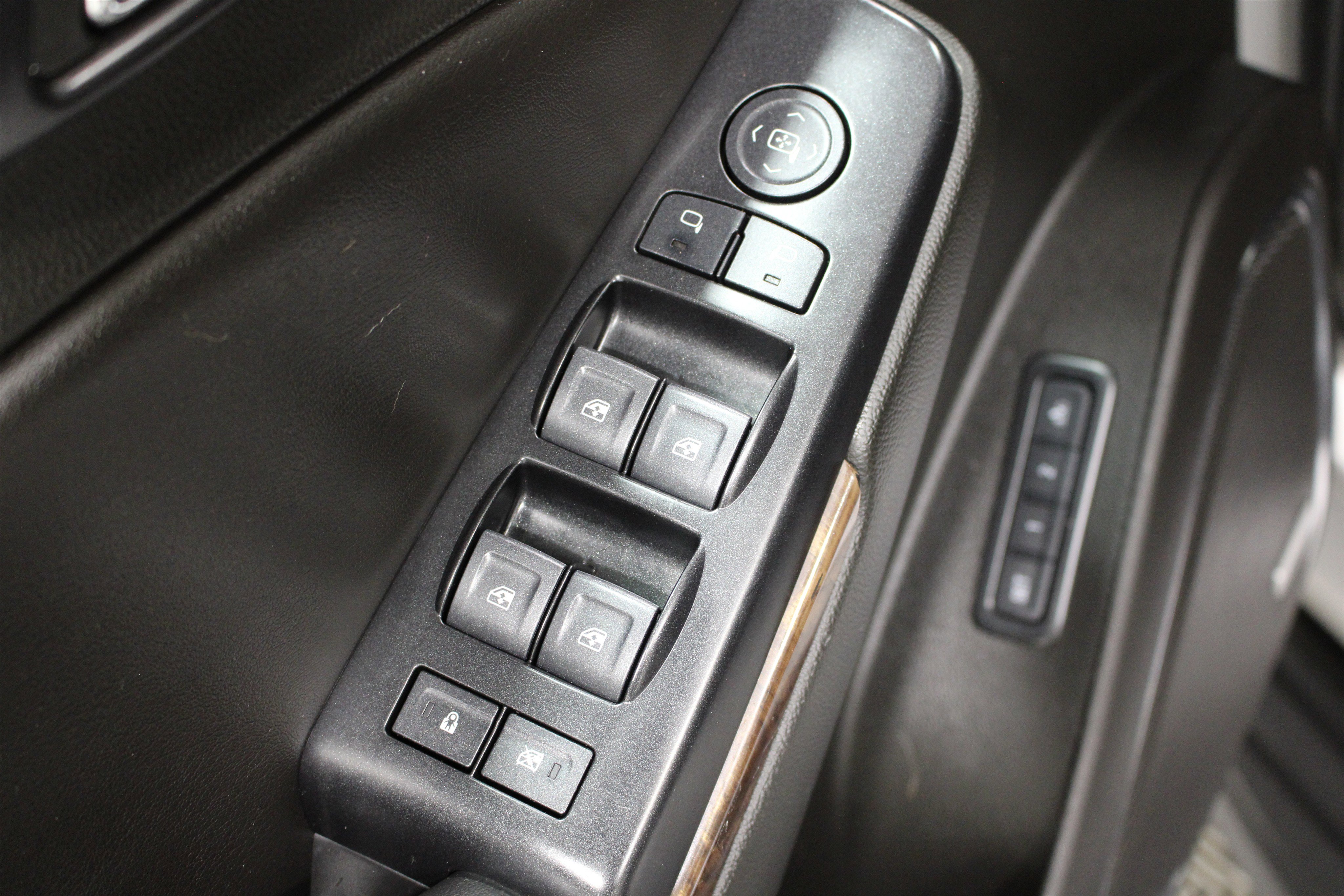 Used 2018 Chevrolet Suburban LT AWD/4WD image 6