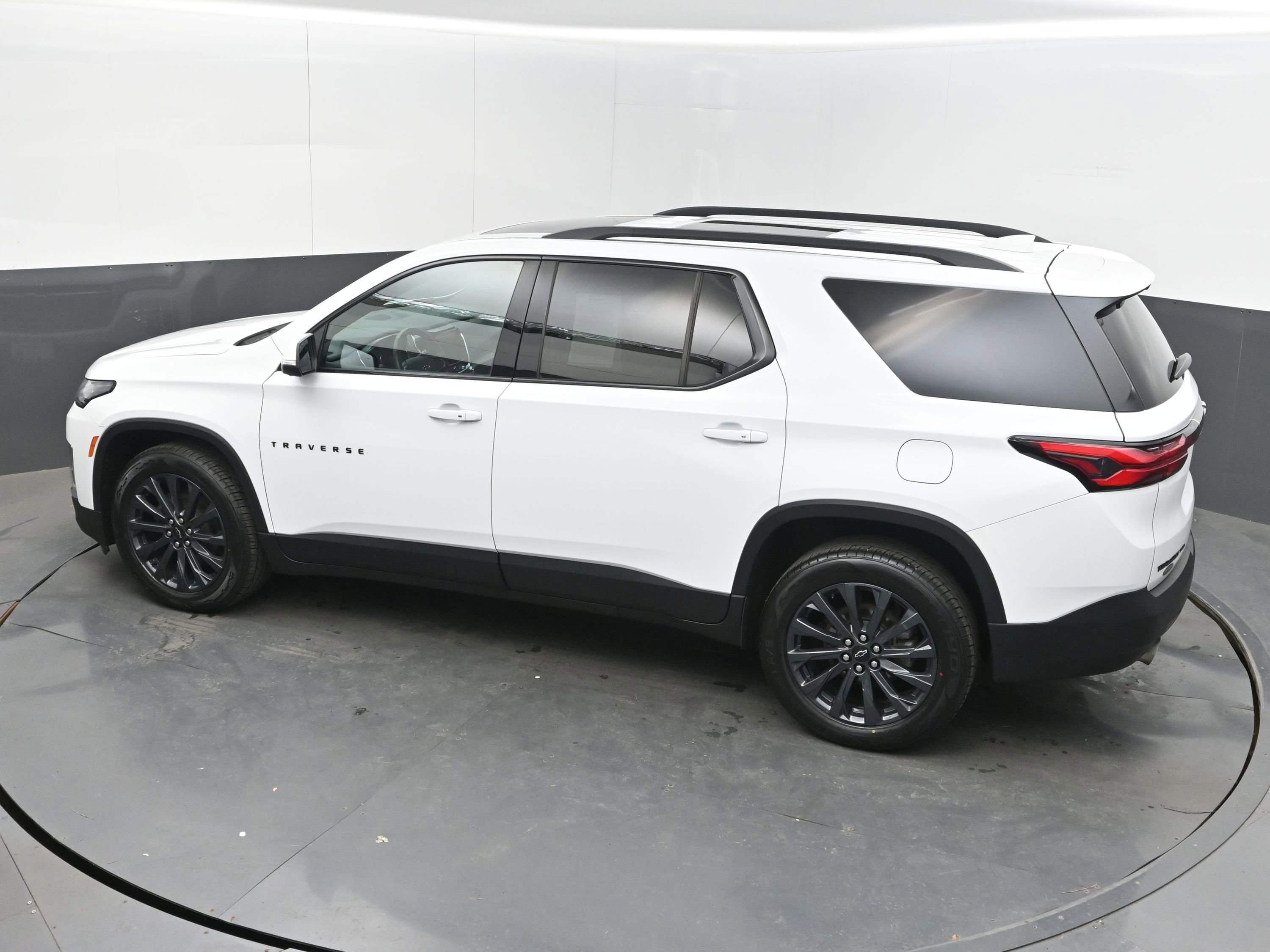Used 2023 Chevrolet Traverse RS image 34