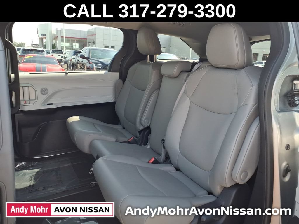 Used 2025 Toyota Sienna XLE FWD image 38