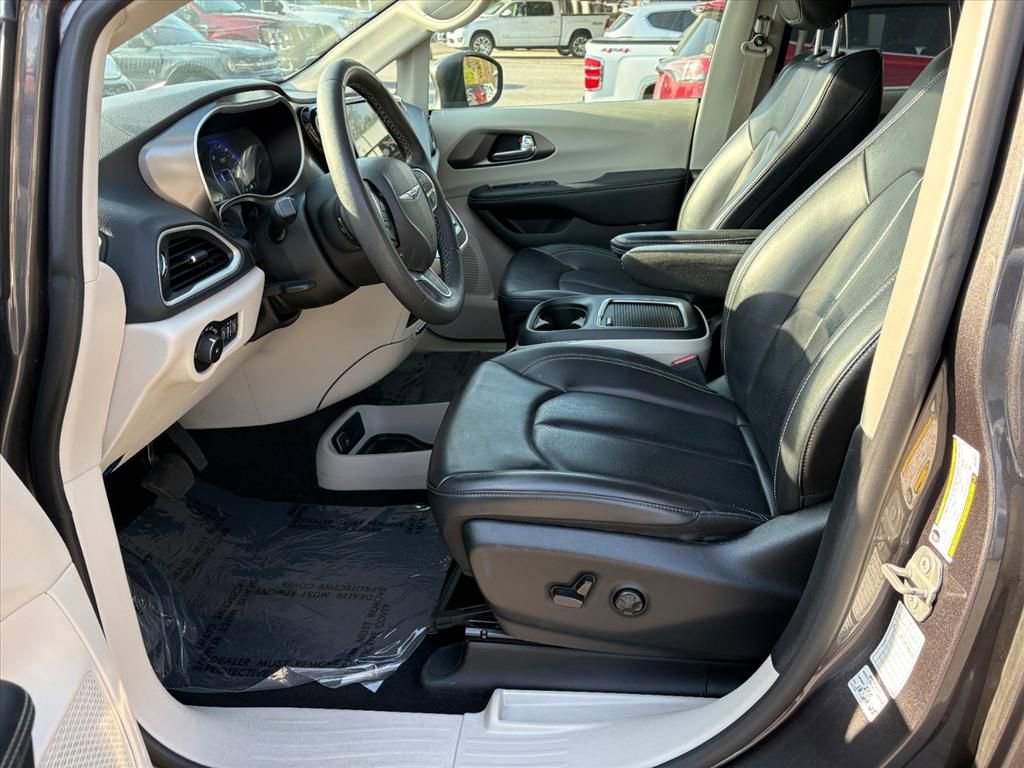 Used 2023 Chrysler Pacifica Touring-L image 13