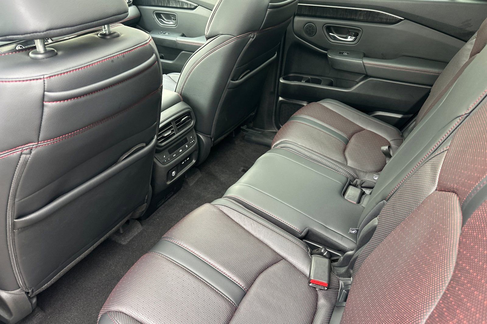 Used 2025 Honda Pilot Black Edition image 13