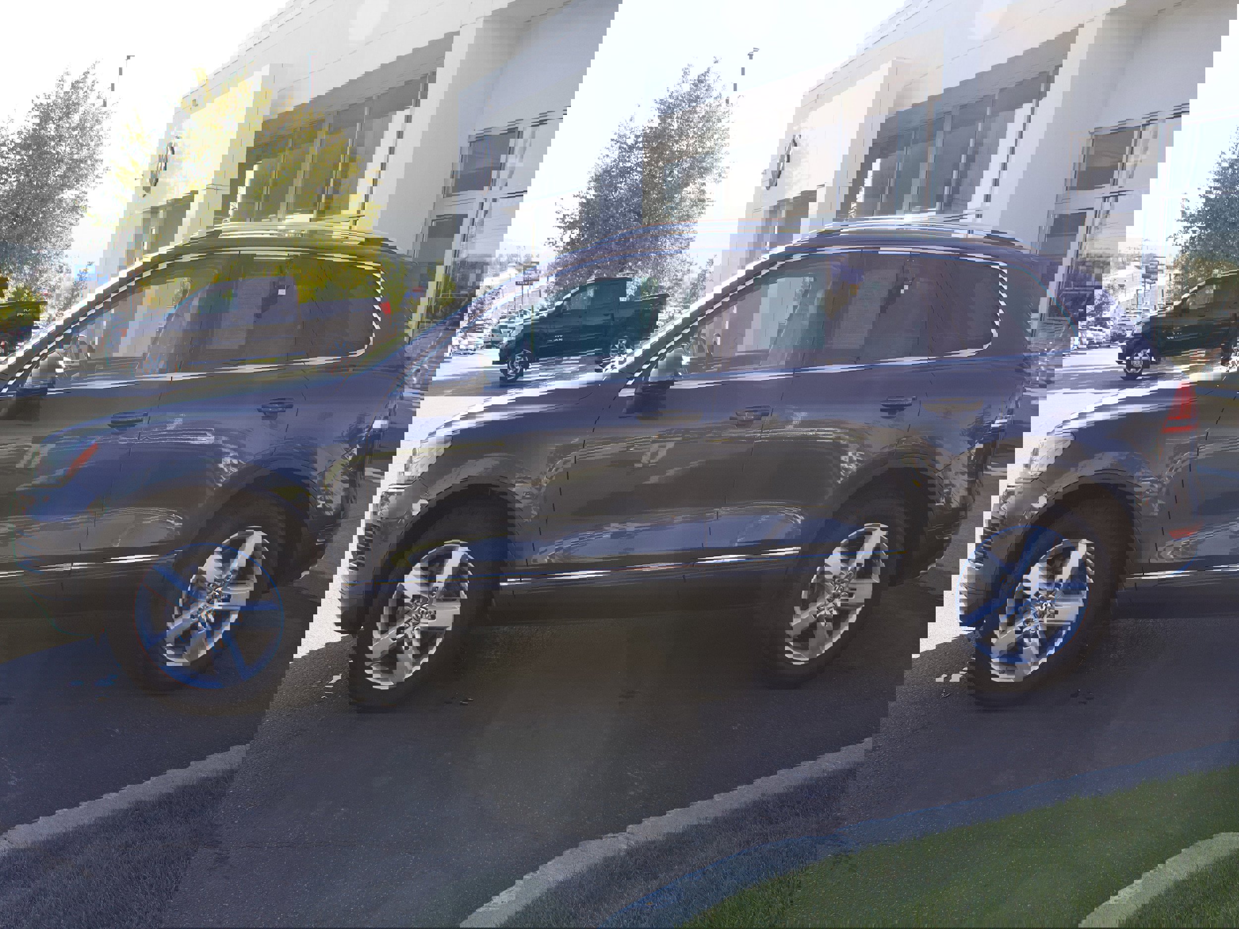 Used 2012 Volkswagen Touareg TDI image 8