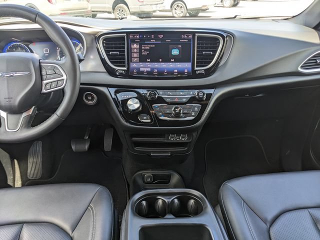 Used 2025 Chrysler Pacifica Select FWD image 17