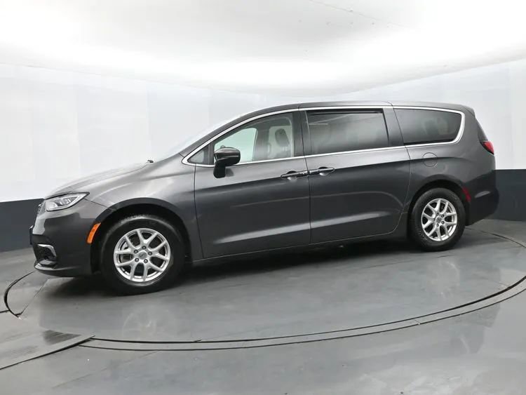 Used 2023 Chrysler Pacifica Touring-L FWD image 5