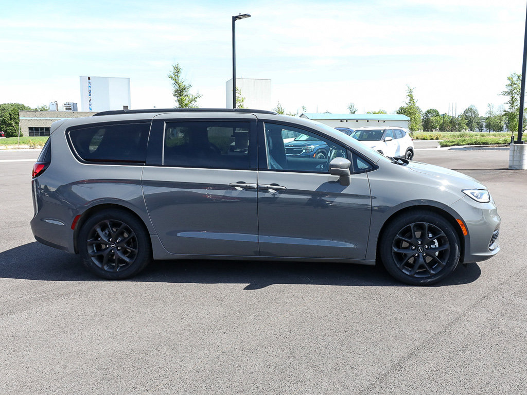 Used 2022 Chrysler Pacifica Touring-L w/ S Appearance Package FWD image 7