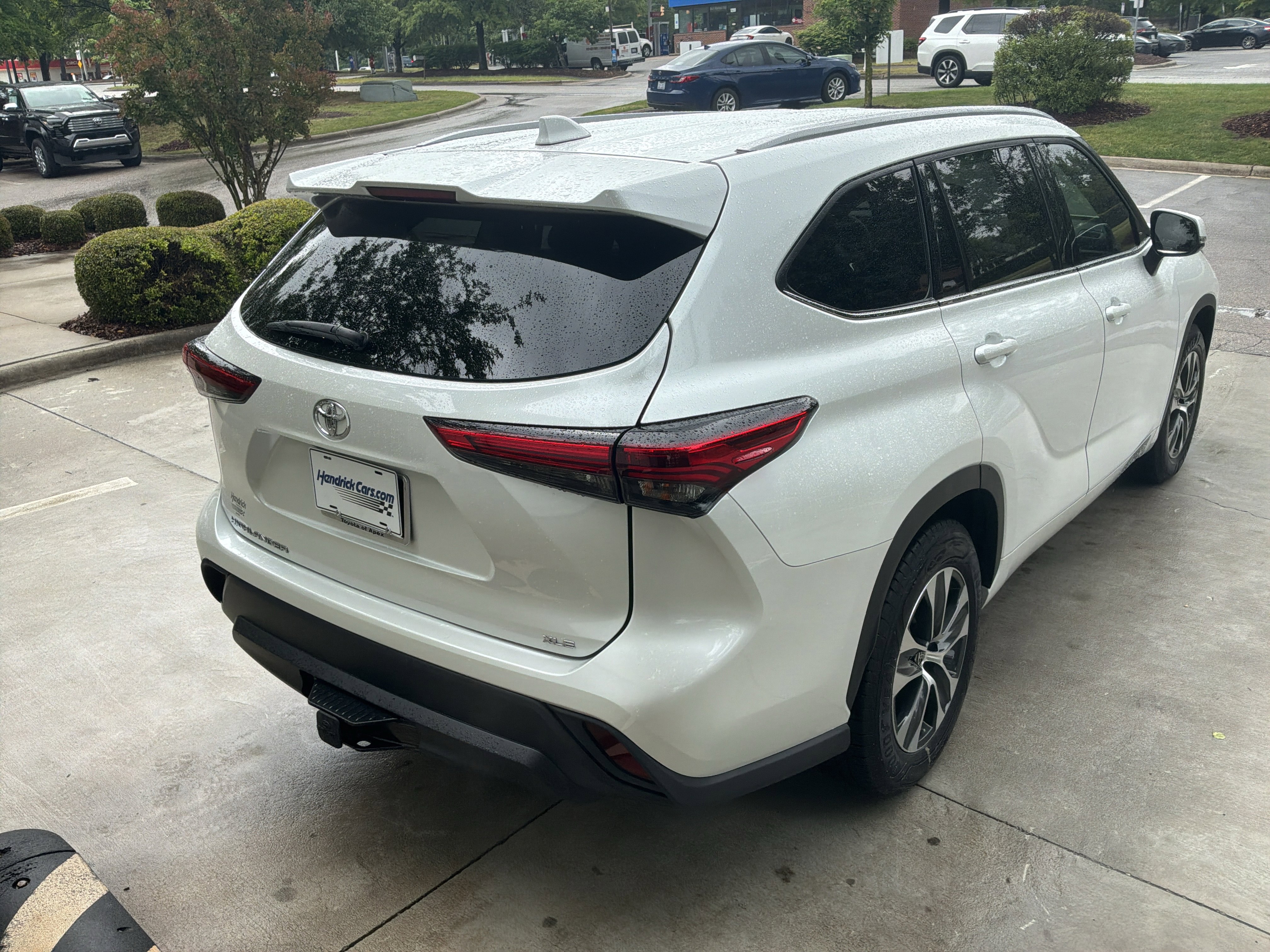 Used 2022 Toyota Highlander XLE FWD image 10