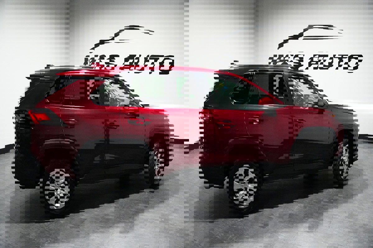 Used 2022 Toyota RAV4 LE image 8