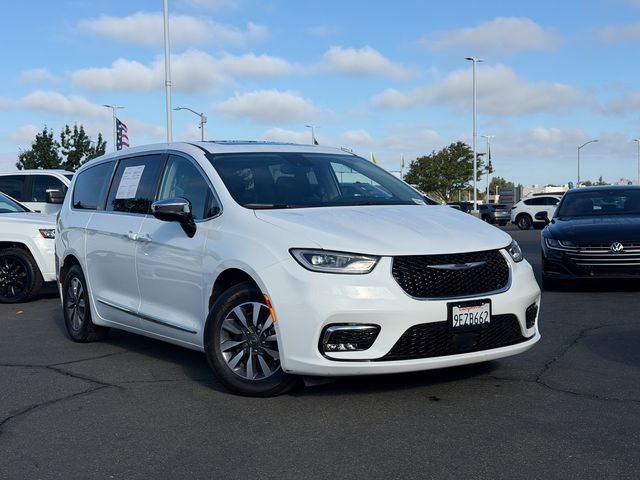 Used 2023 Chrysler Pacifica Limited w/ Uconnect Theater Family Group FWD image 14