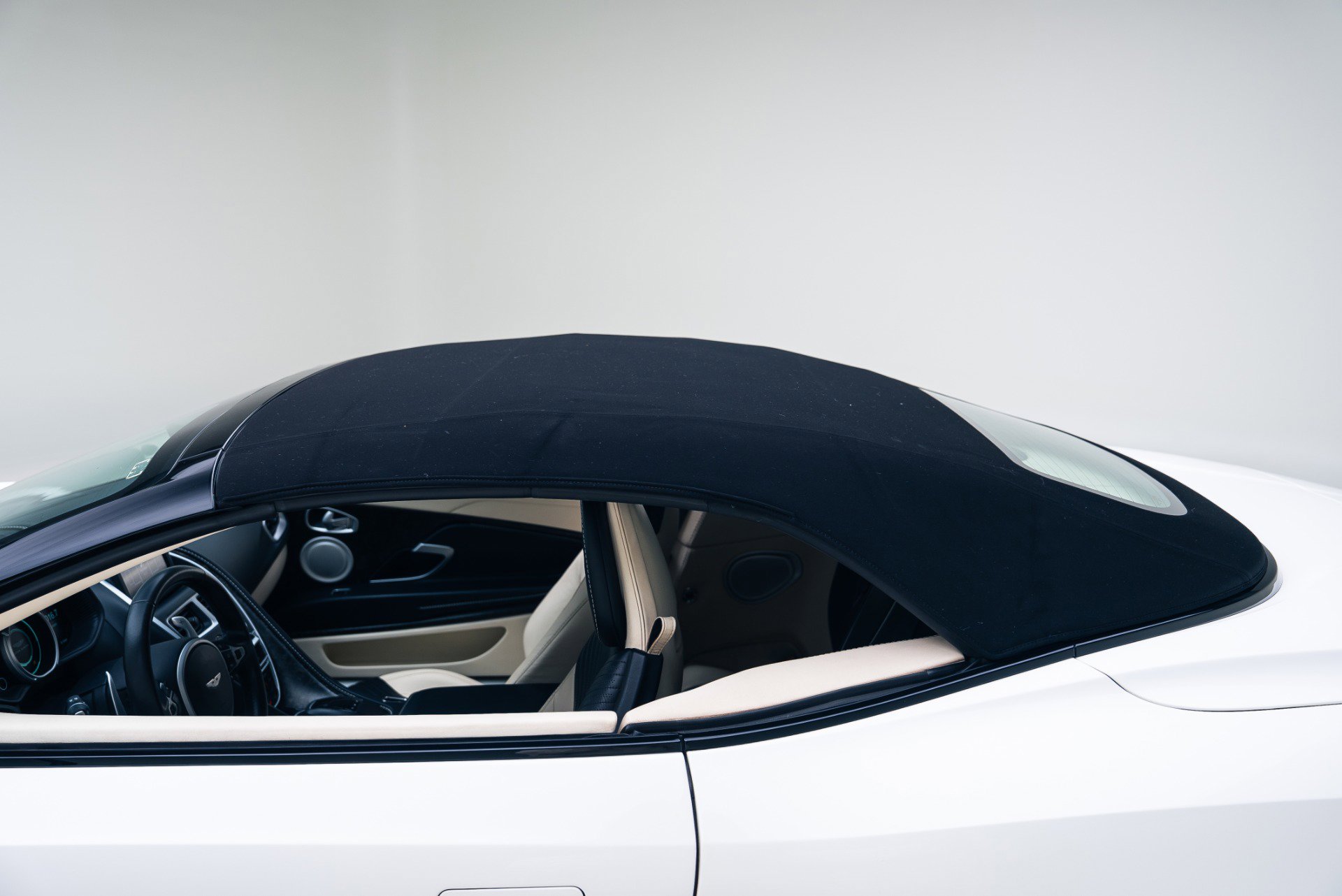 Used 2020 Aston Martin DB11 Volante image 40