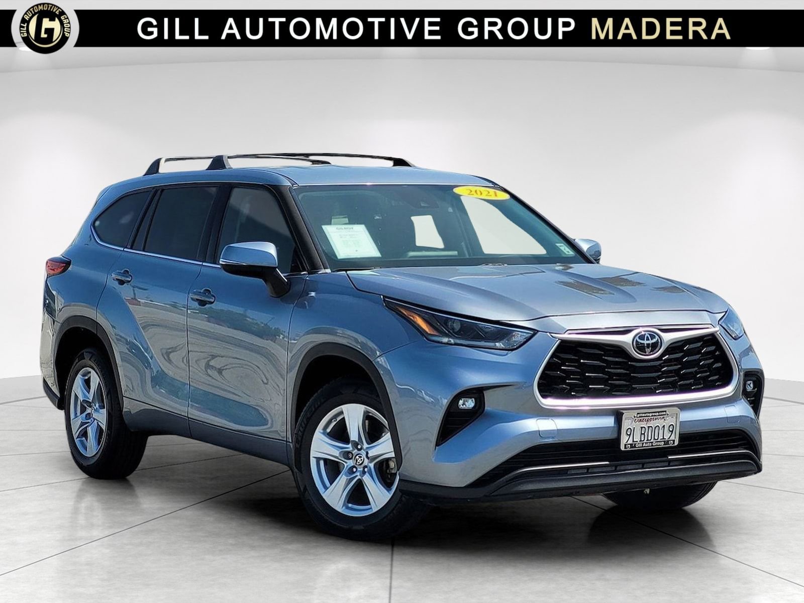 Used 2021 Toyota Highlander LE FWD image 1
