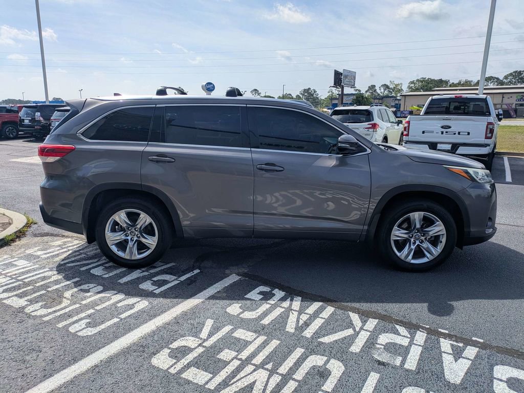 Used 2017 Toyota Highlander Limited AWD/4WD image 4