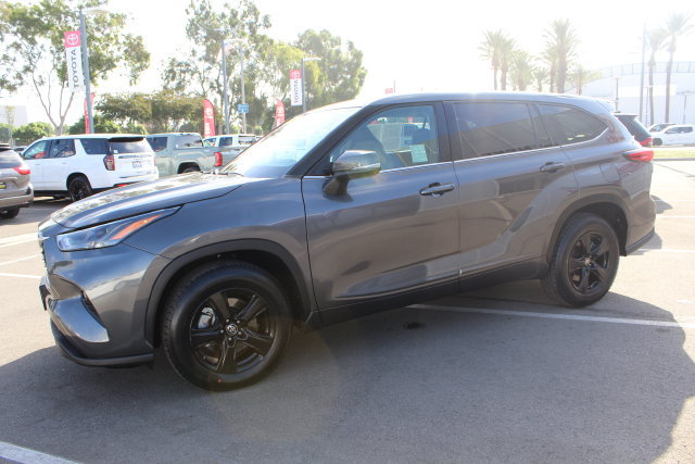 Used 2022 Toyota Highlander LE FWD image 6