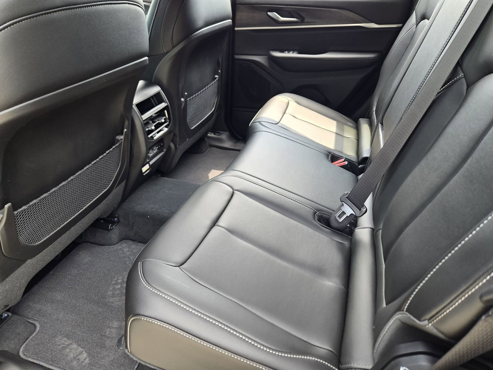 New 2025 Jeep Grand Cherokee Limited w/ Black Appearance Package image 23