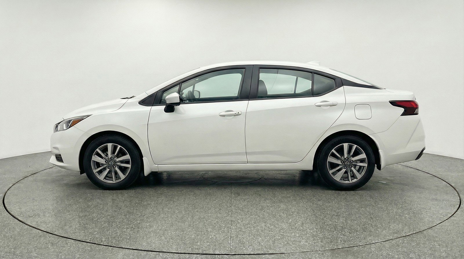 Used 2025 Nissan Versa SV image 5