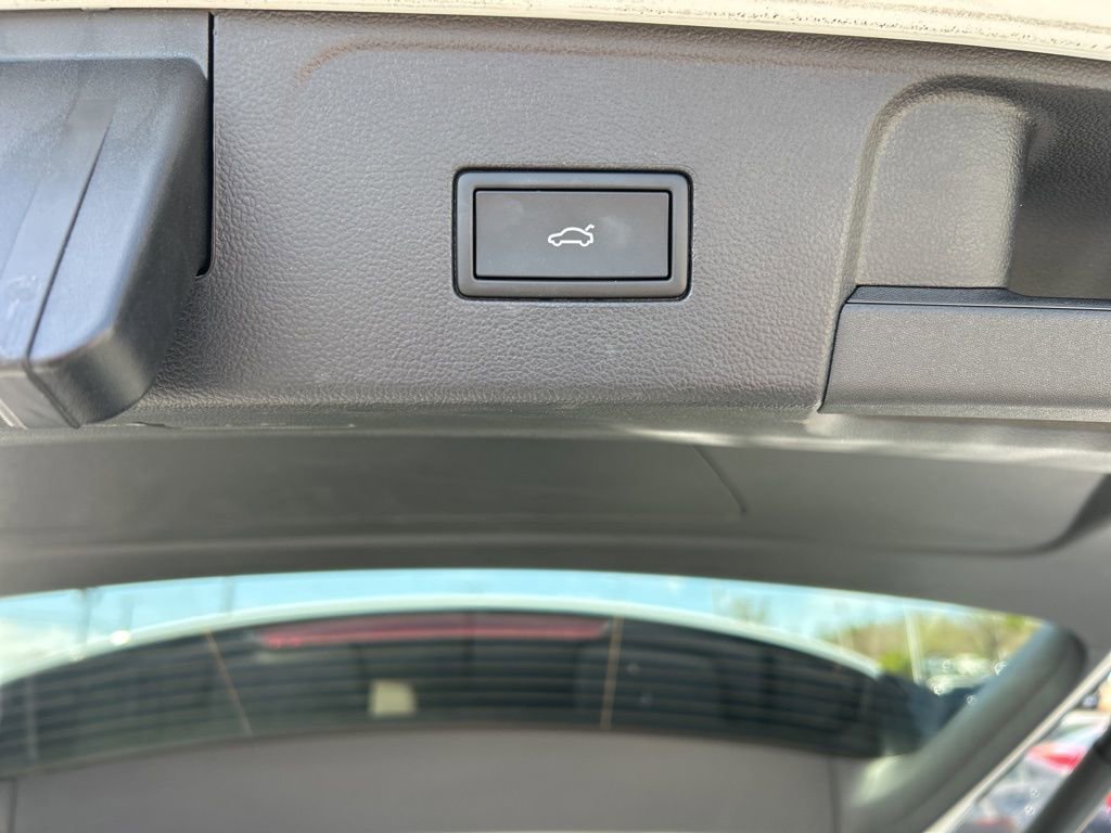 Used 2025 Volkswagen Atlas SE image 16