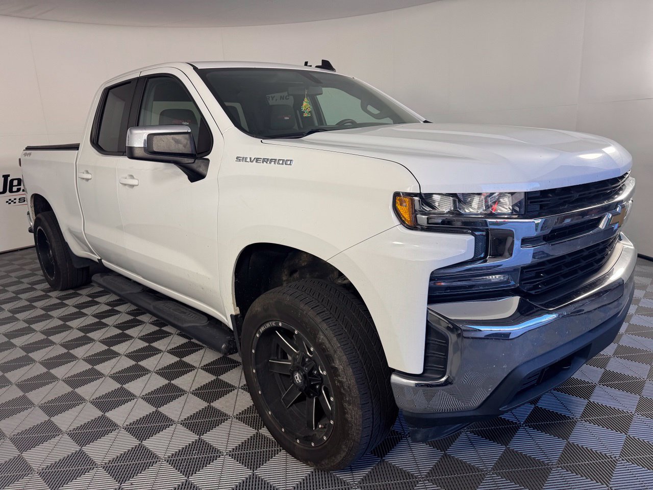 Used 2020 Chevrolet Silverado 1500 LT w/ Trailering Package AWD/4WD image 6