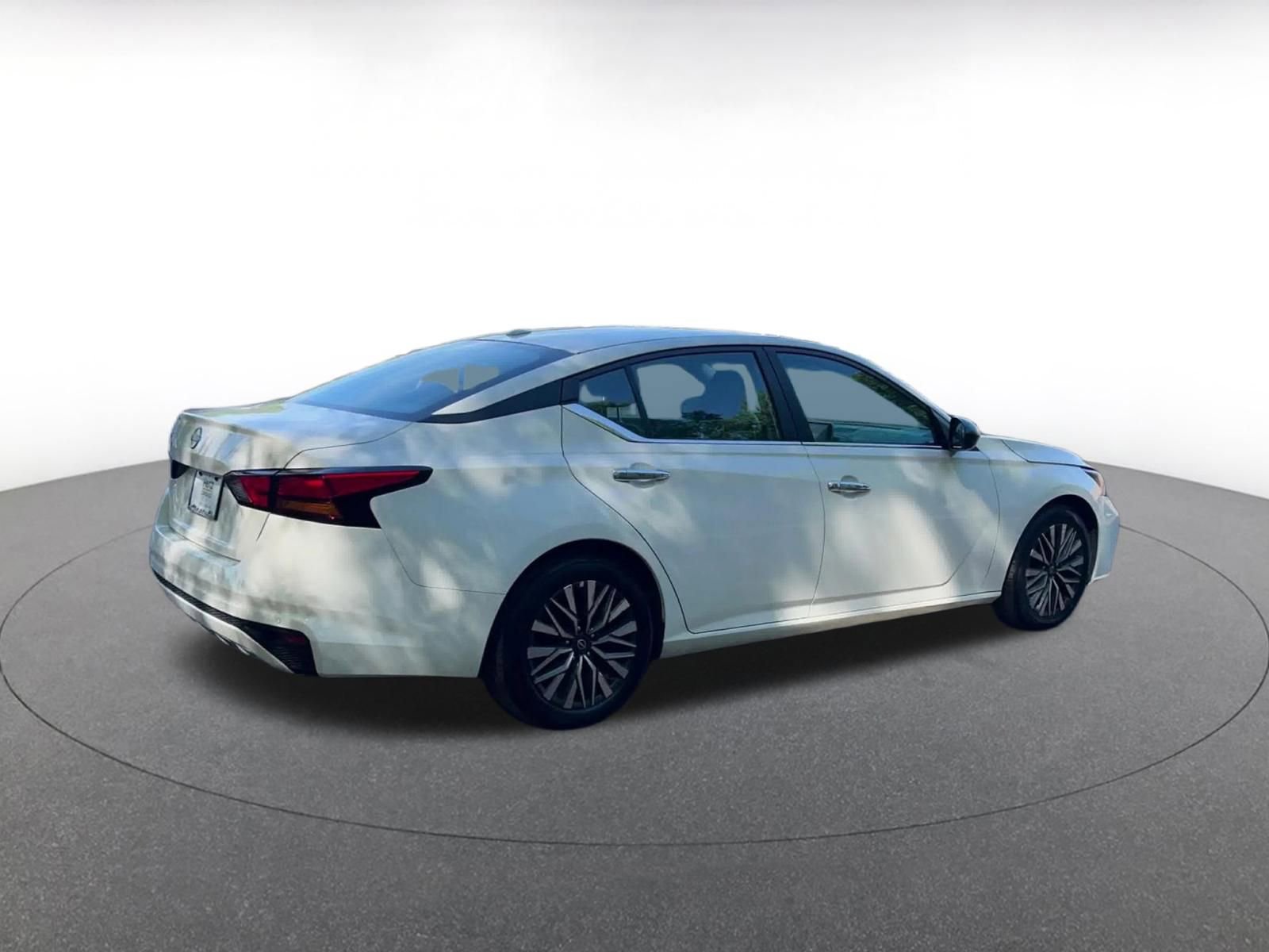 Used 2025 Nissan Altima 2.5 SV image 14
