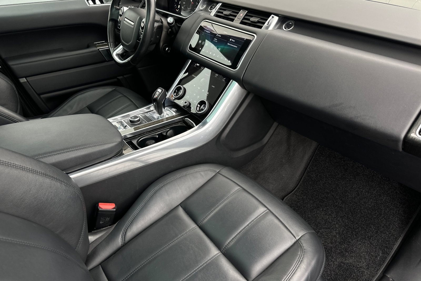 Used 2018 Land Rover Range Rover Sport SE image 17