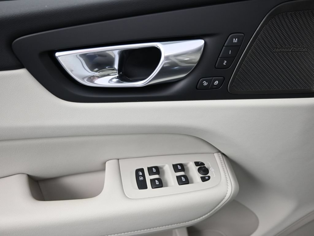 New 2026 Volvo XC60 B5 Ultra w/ Climate Package AWD/4WD image 12