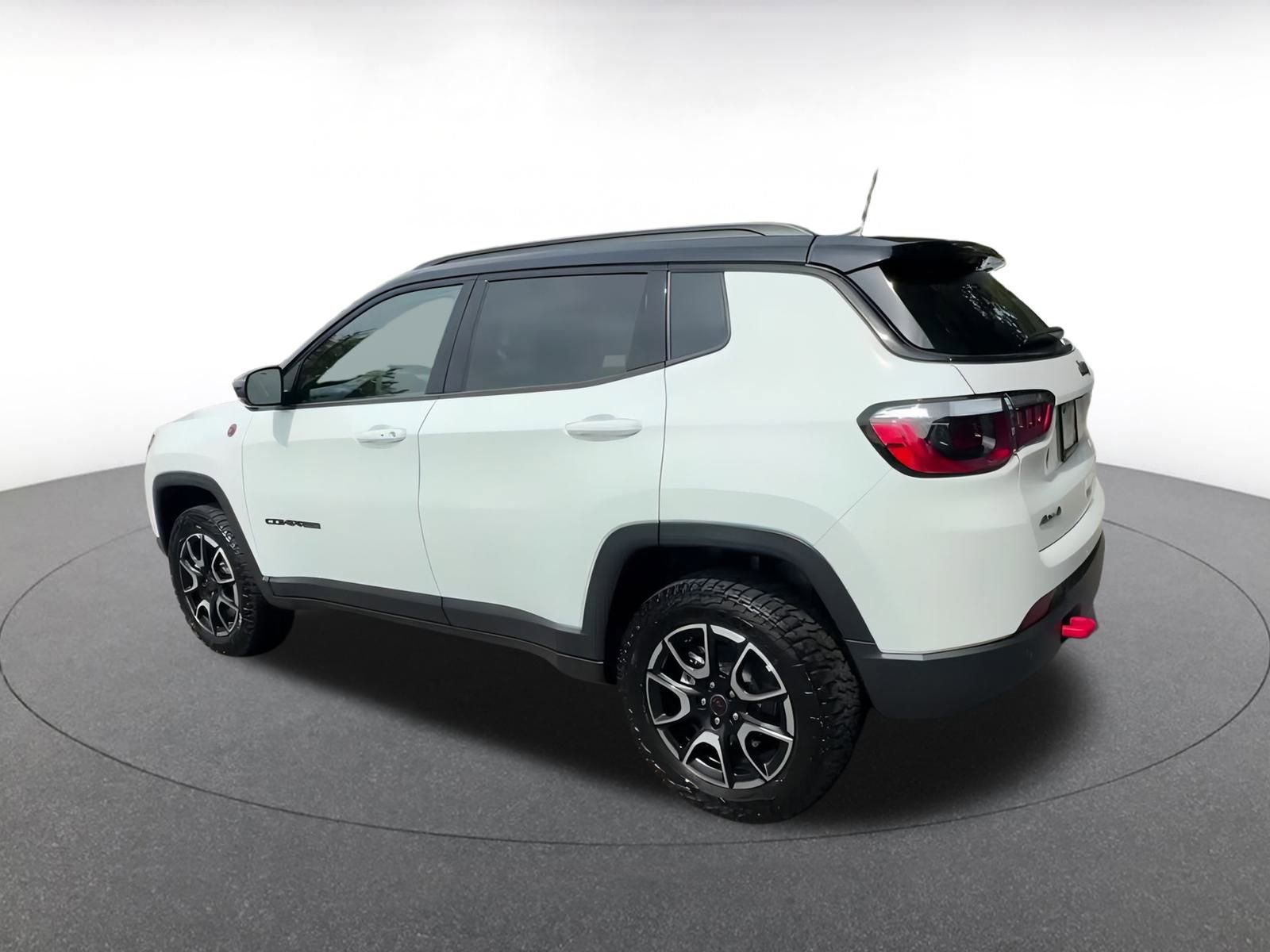 Used 2025 Jeep Compass Trailhawk image 10