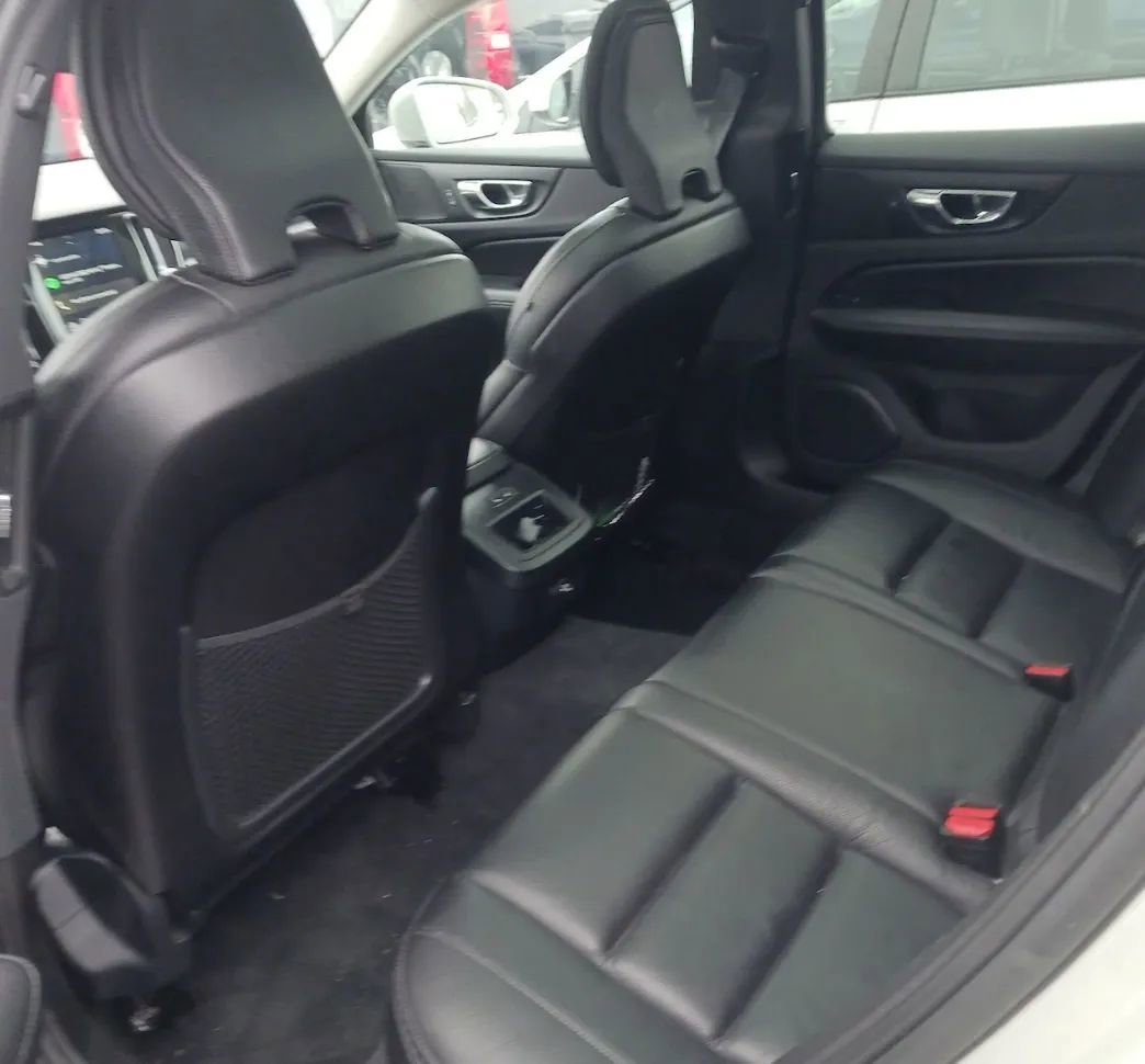 Used 2020 Volvo V60 T5 Cross Country image 6
