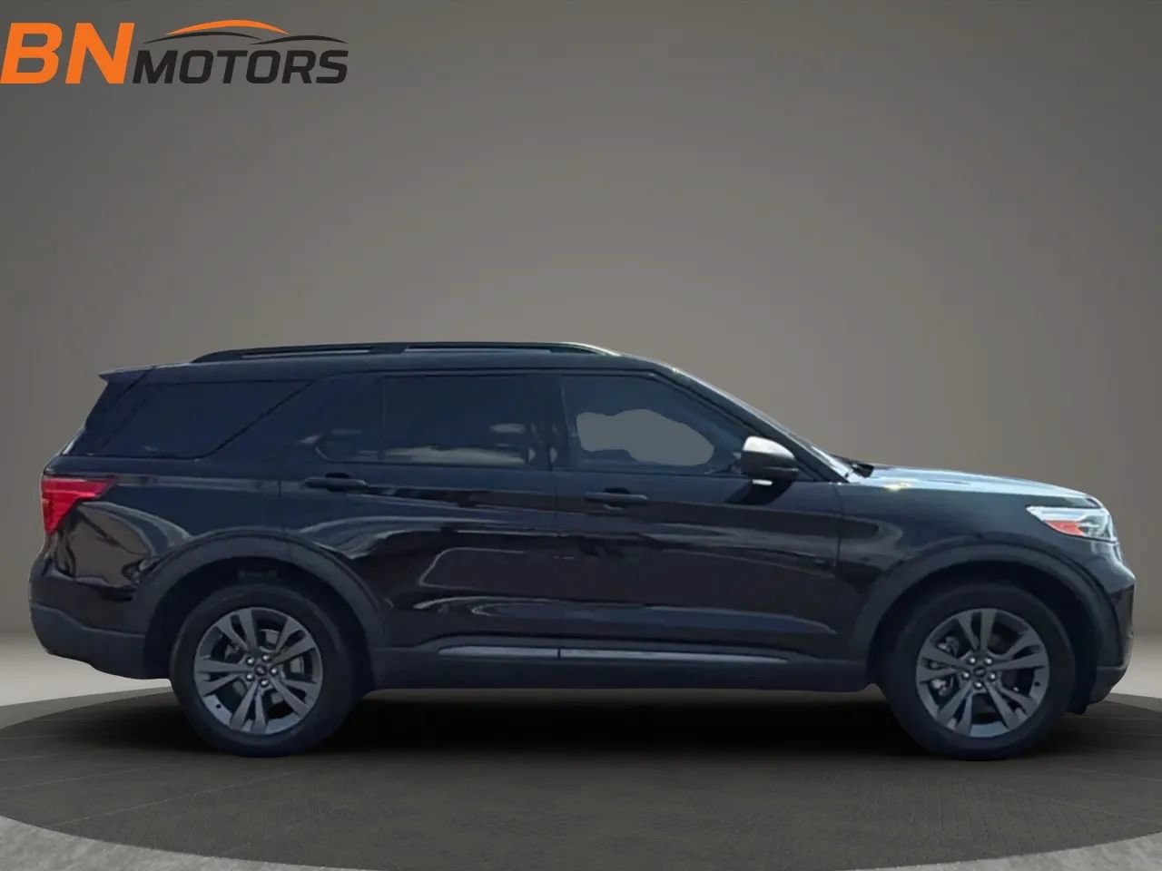 Used 2021 Ford Explorer XLT w/ Equipment Group 202A AWD/4WD image 4