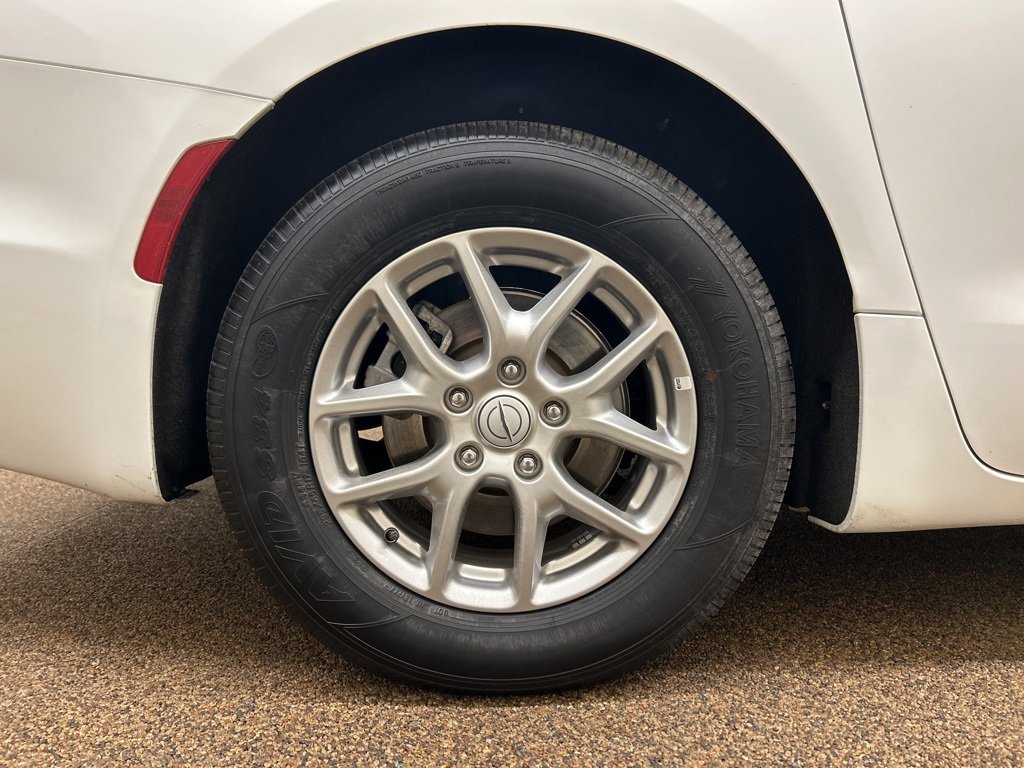 Used 2025 Chrysler Pacifica Select image 26