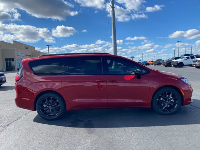 New 2026 Chrysler Pacifica Select w/ S Appearance Package FWD image 8