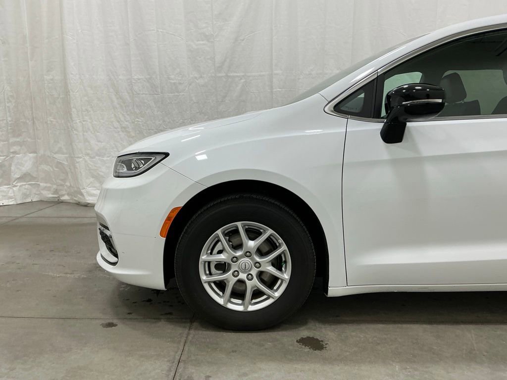 Used 2025 Chrysler Pacifica Select image 8
