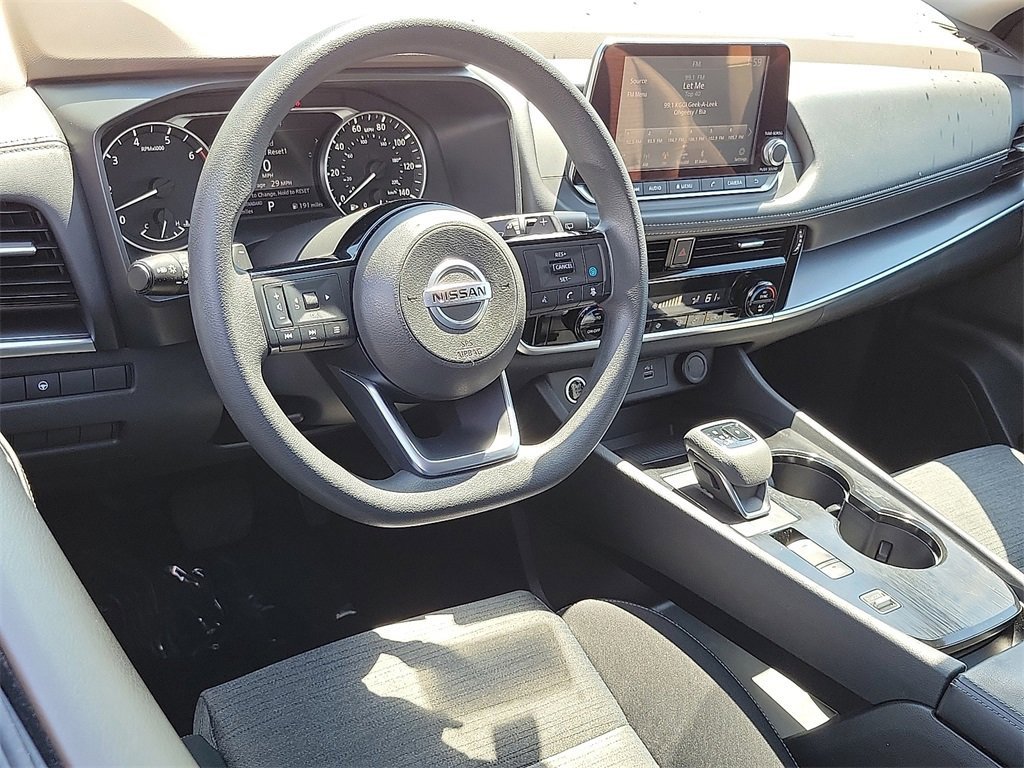 Used 2021 Nissan Rogue SV image 2