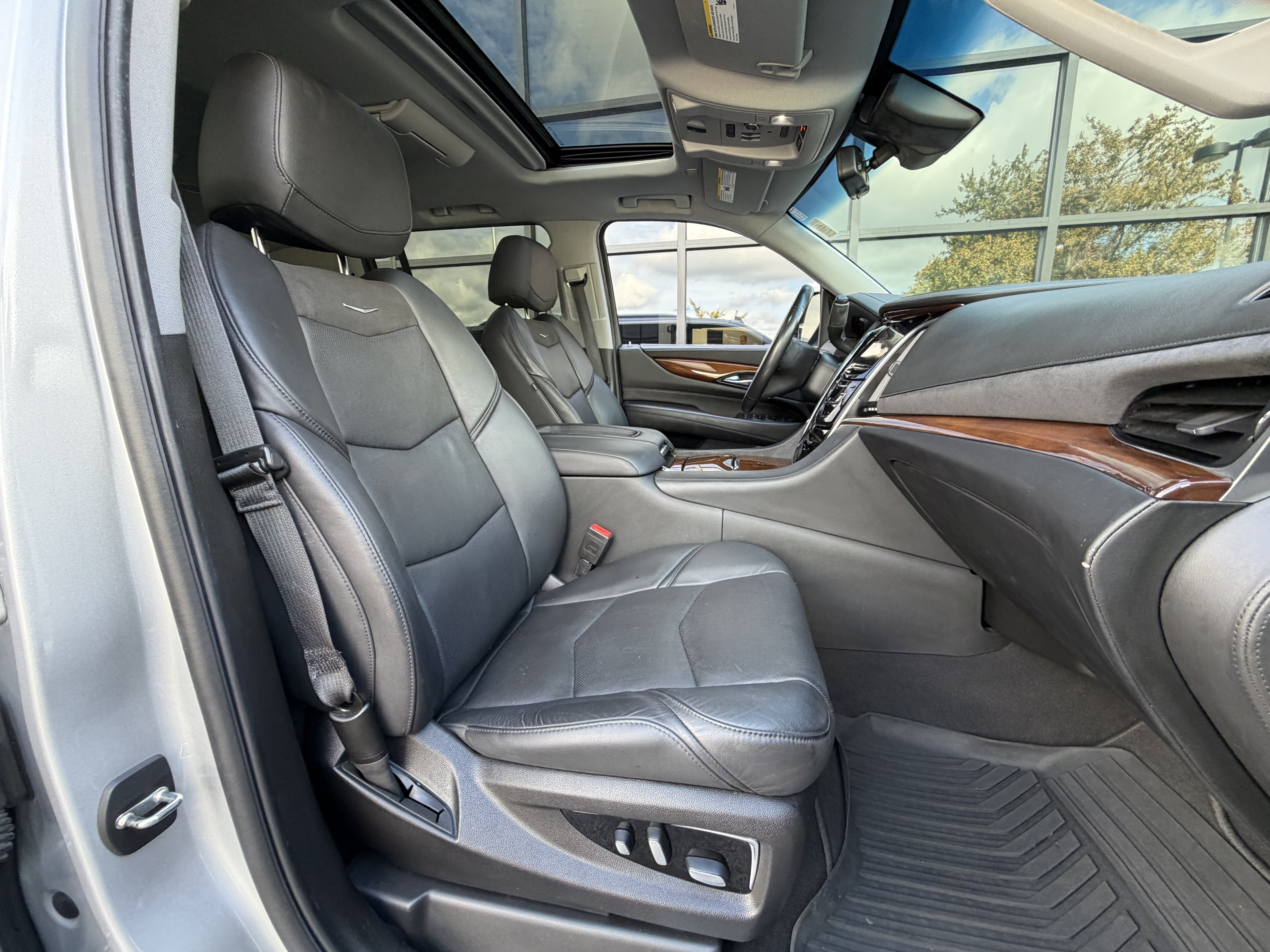 Used 2019 Cadillac Escalade ESV Luxury AWD/4WD image 24
