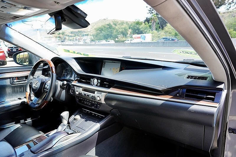 Used 2017 Lexus ES 350 w/ Luxury Package image 11