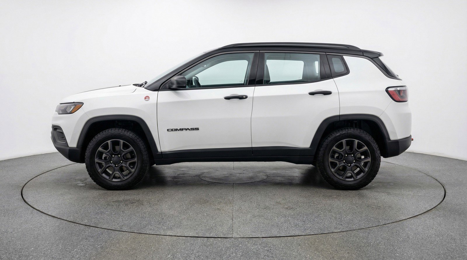 Used 2025 Jeep Compass Trailhawk image 5