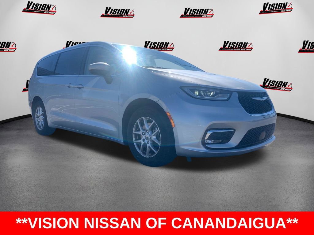 Used 2023 Chrysler Pacifica Touring-L FWD image 7