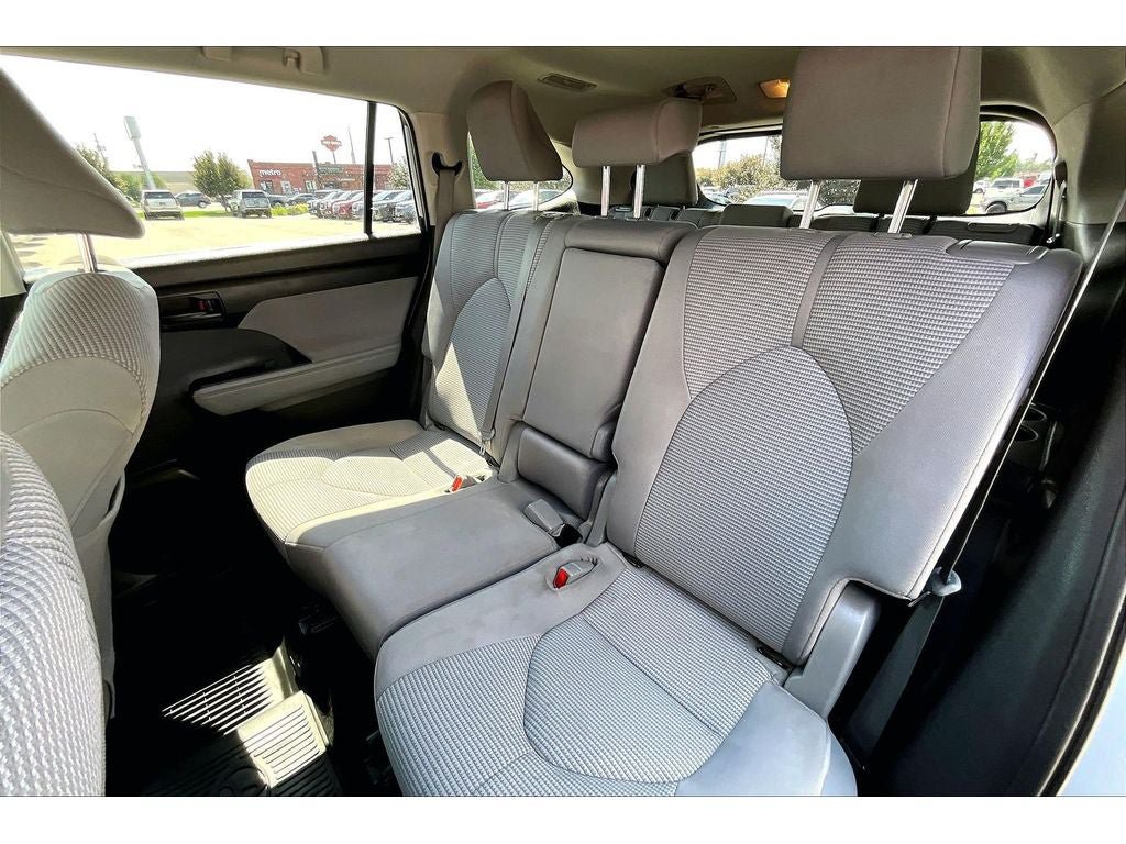 Used 2022 Toyota Highlander LE AWD/4WD image 28