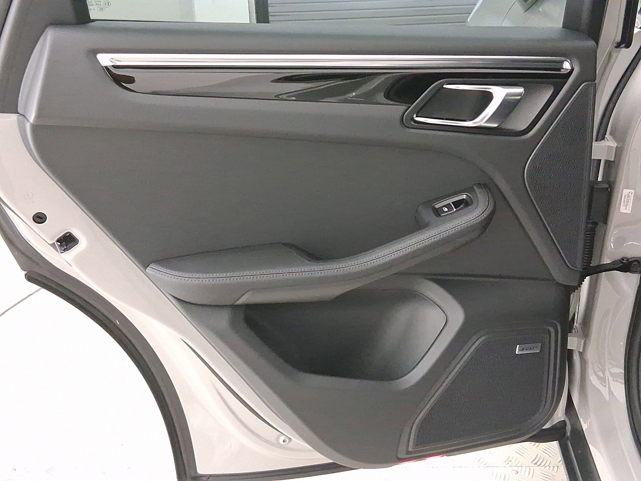 Used 2025 Porsche Macan AWD/4WD image 35