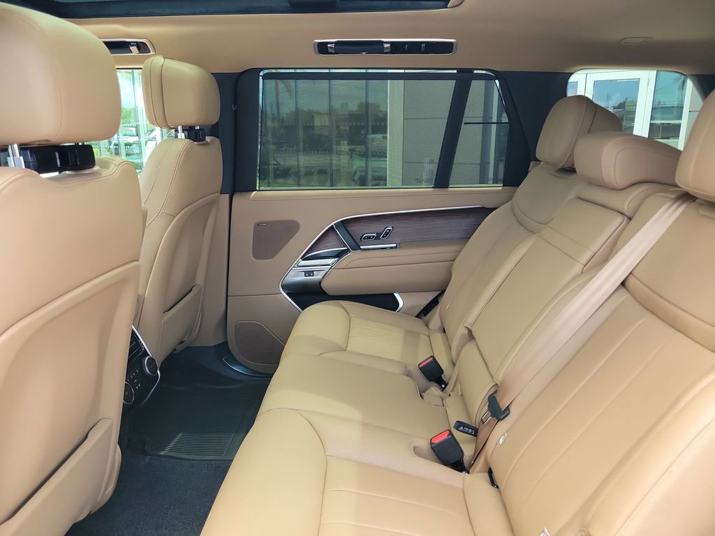 New 2026 Land Rover Range Rover Long Wheelbase SE AWD/4WD image 16