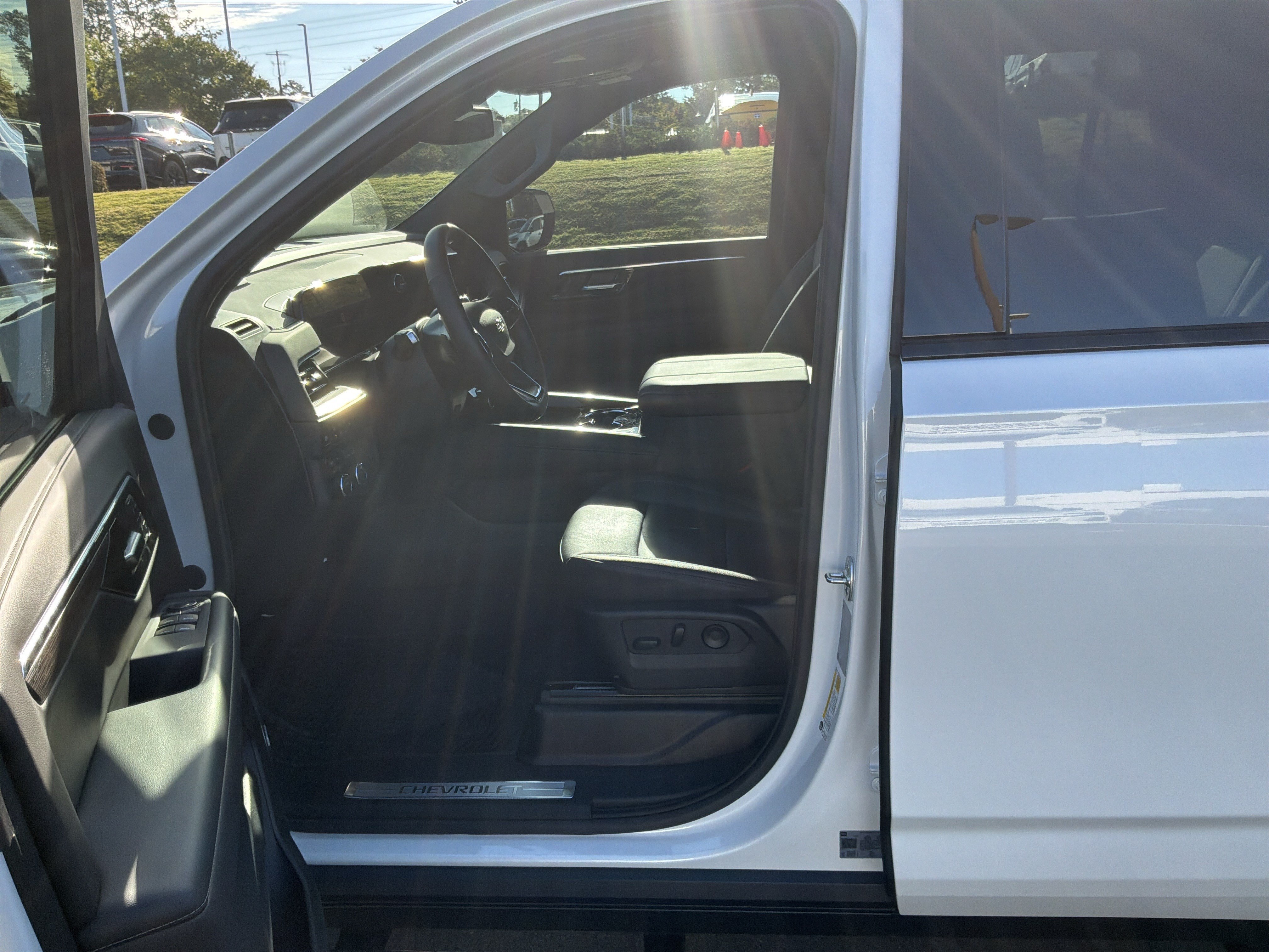 Used 2025 Chevrolet Tahoe Z71 w/ Comfort Package AWD/4WD image 16