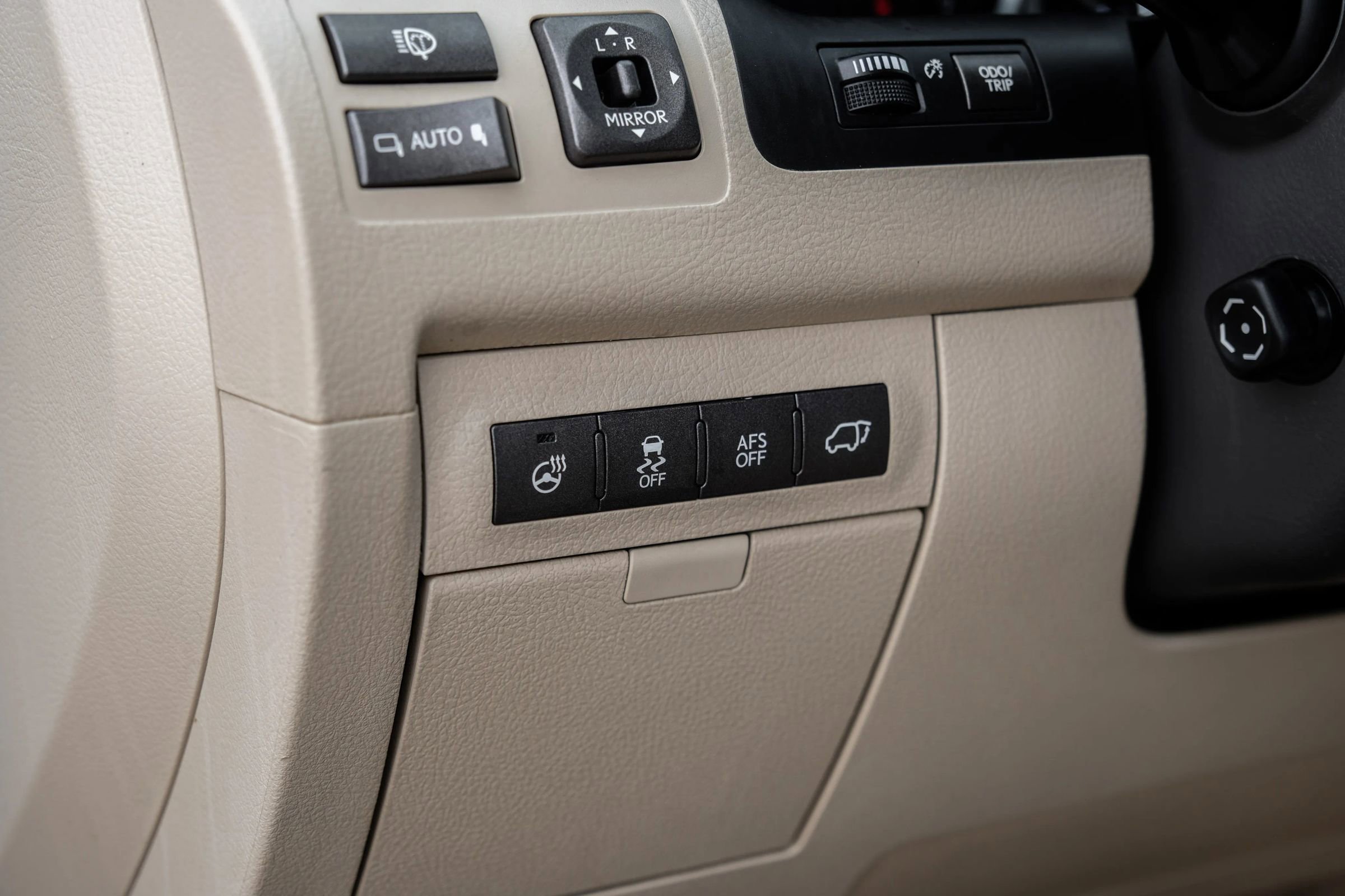 Used 2013 Lexus LX 570 4WD w/ Luxury Pkg image 34