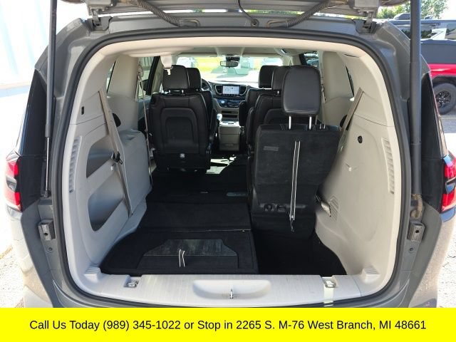 Used 2023 Chrysler Pacifica Touring-L FWD image 38