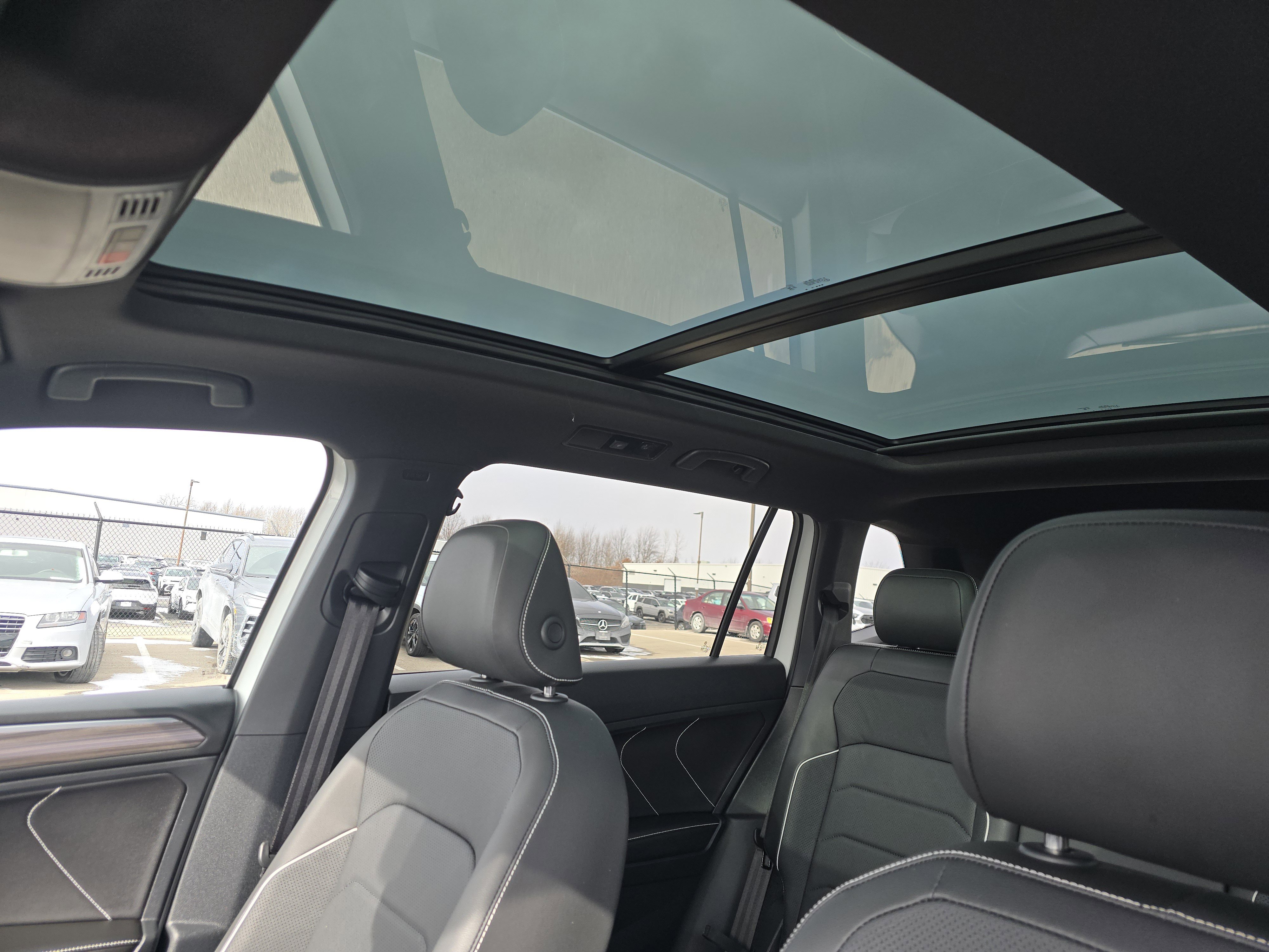 Certified 2024 Volkswagen Tiguan SEL R-Line image 9