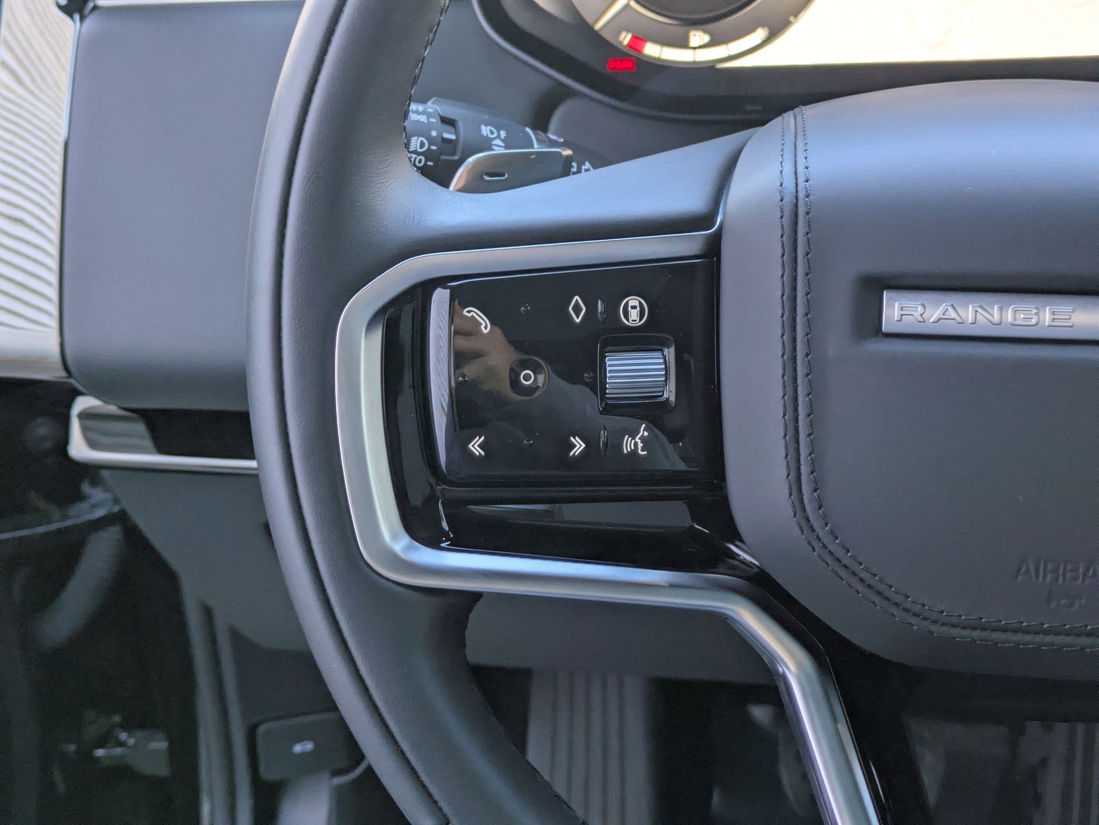 Used 2025 Land Rover Range Rover Sport image 19