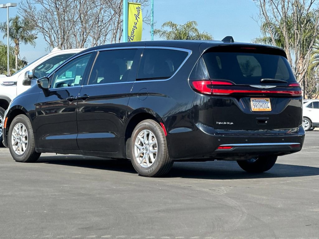 Used 2023 Chrysler Pacifica Touring-L FWD image 5