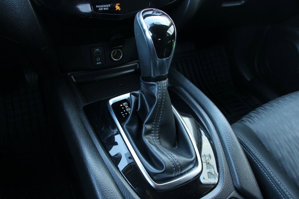 Used 2017 Nissan Rogue SV w/ SV Premium Package AWD/4WD image 19