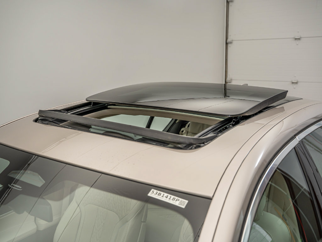 Used 2022 BMW 750i xDrive AWD/4WD image 16