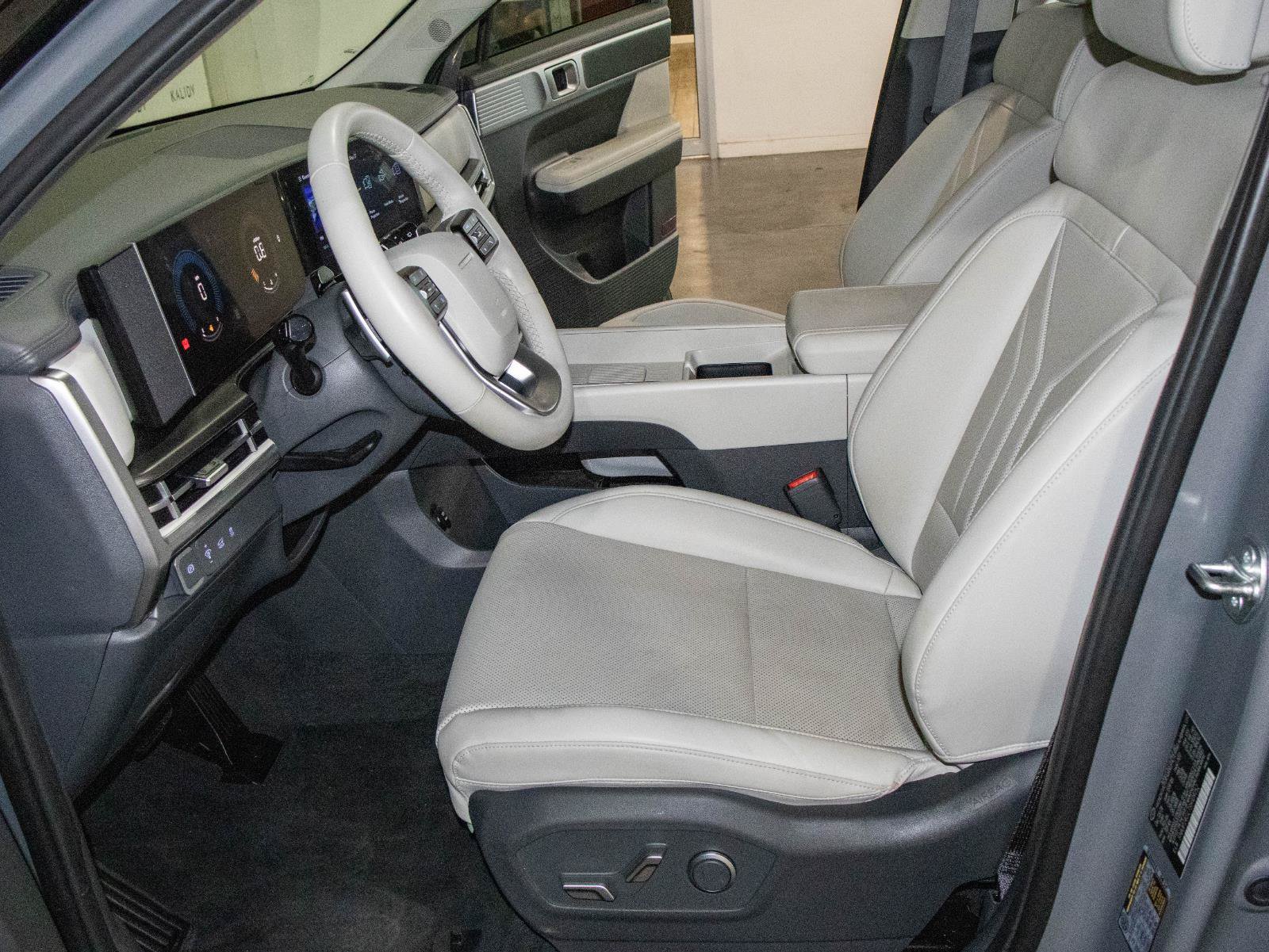Used 2025 Hyundai Santa Fe SEL FWD image 7